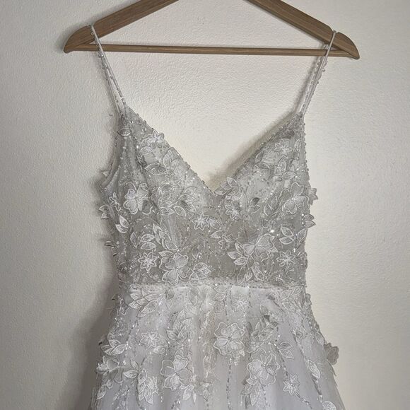 Mac Duggal APPLIQUED V NECK SLEEVELESS OPEN BACK A LINE GOWN embellished dress - Picture 4 of 16